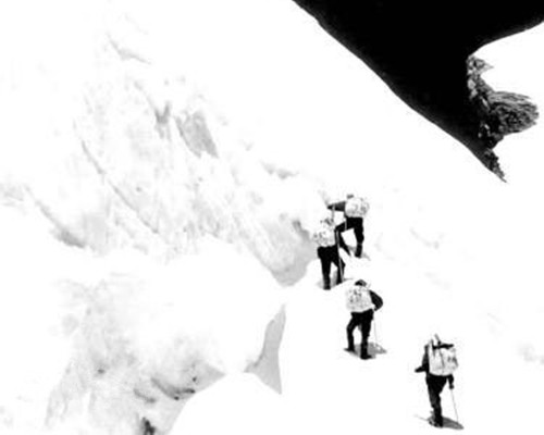 1960年05月25日：红旗插上珠穆朗玛峰