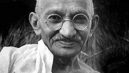1913年11月06日：甘地在南非领导一次游行时被捕