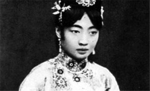 1906年11月13日：郭布罗·婉容出生