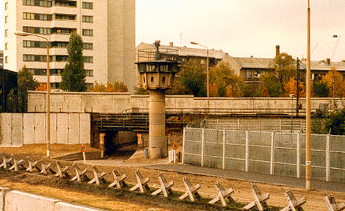 1961年08月13日：柏林墙动工修建