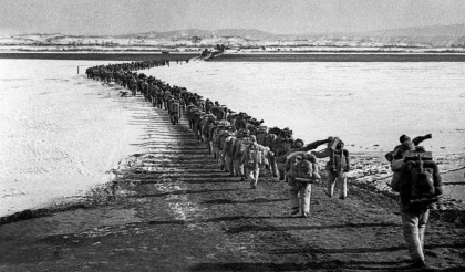 1950年：中国人民志愿军跨过鸭绿江