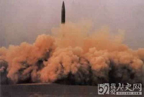 中国首次成功发射地对地中程导弹