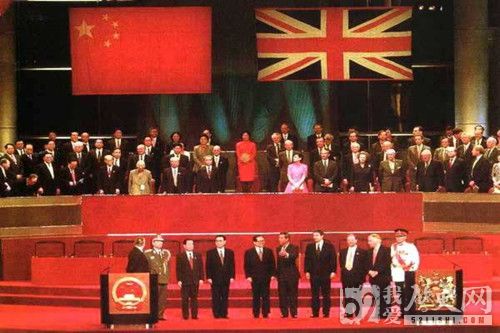 中国政府开始对香港恢复行使主权