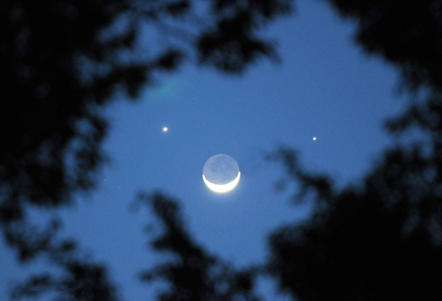 双星伴月的奇观