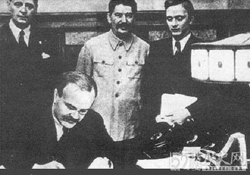 日苏中立条约签订