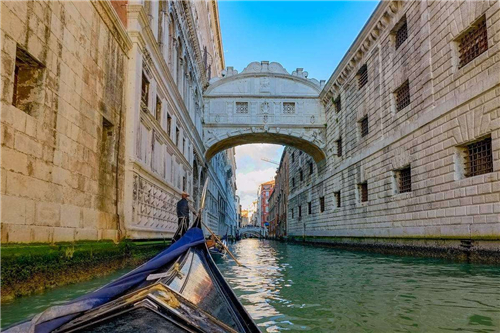 威尼斯叹息桥有什么凄美的爱情故事