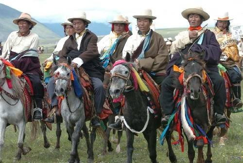 藏族放牧地区穿什么类型的藏服