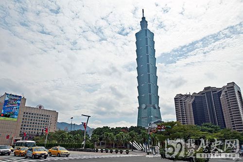 台北101最高点之吊车因为地震堕落地面