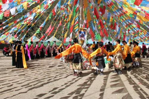 藏族哪个节日既是宗教活动又是民间节日