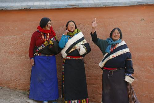 甘南地区藏族人的服饰是什么样的