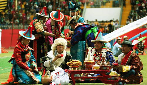 古代藏族官员的服饰是什么样的