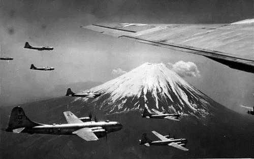 美国向日本投放原子弹的时间