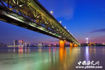 1957年10月15日：武汉长江大桥通车