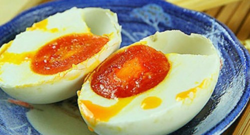 为什么咸鸭蛋的蛋黄会流油普通的鸭蛋不会